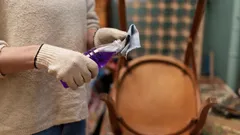 Meubels glanzen als nieuw: het geheim van polijsten dat alle schoonmaakbedrijven gebruiken