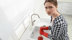 Verstopping in de gootsteen? Geen loodgieter nodig: zo maak je de afvoer in 5 minuten schoon