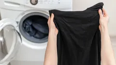 Zwarte kleding verliest geen kleur meer: de wasgeheimen die alleen dure stomerijen kennen