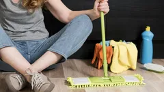 Vuil op de vloer en vlekken in de gang? Zo maak je je vloer snel en streeploos schoon tot hij glanst